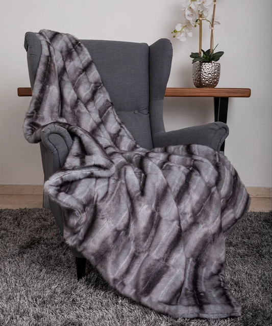🤍 Signature Faux Fur Throw – Luxe Lounge Collection 🤍